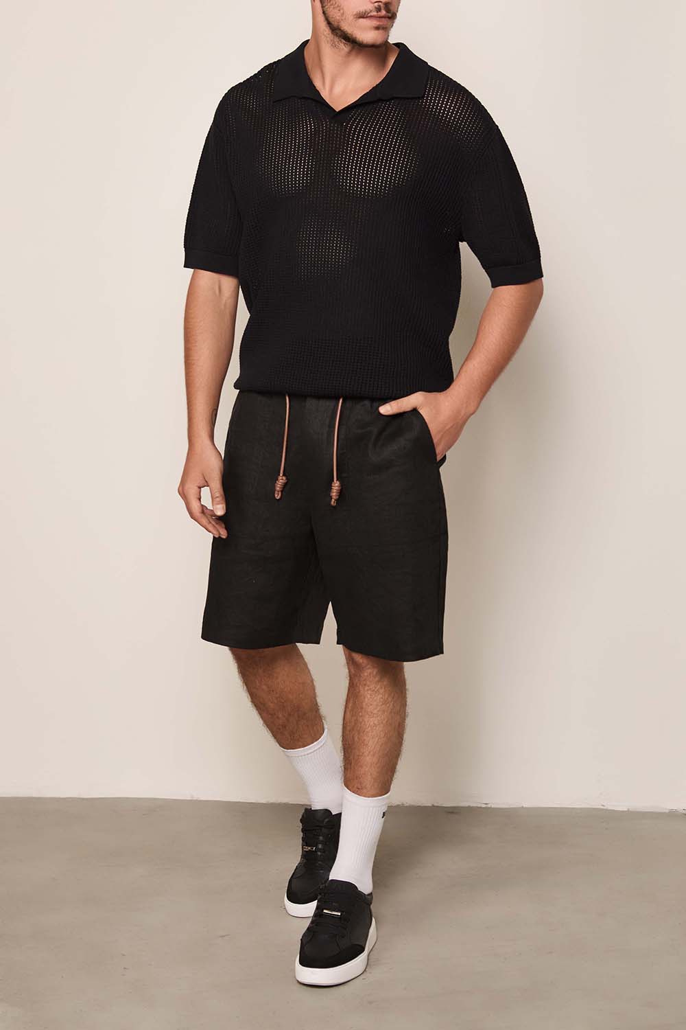 תמונת כל הלוק של חולצת פולו